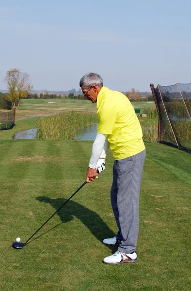 Senior golfspeler klaar voor hit — Stockfoto