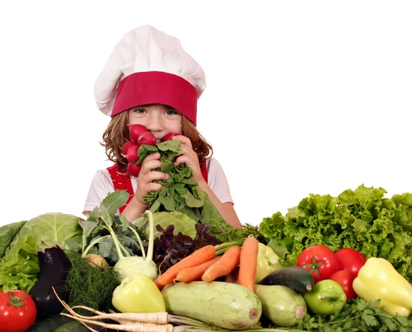 Vacker liten flicka laga mat med olika grönsaker — Stockfoto