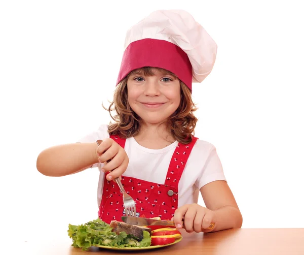 Feliz niña cocinera comer salmón mariscos —  Fotos de Stock