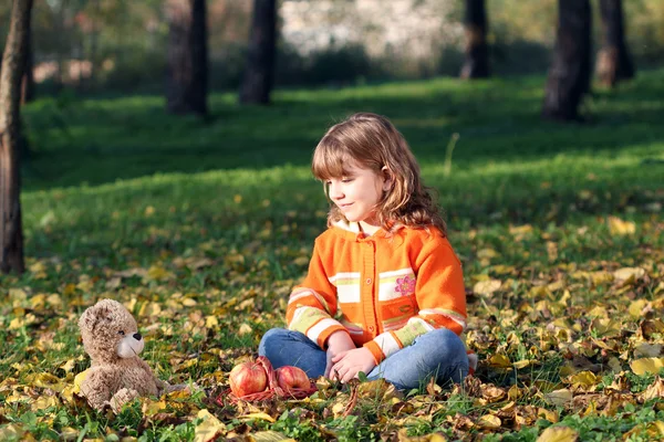 Petite fille avec ours en peluche — Photo