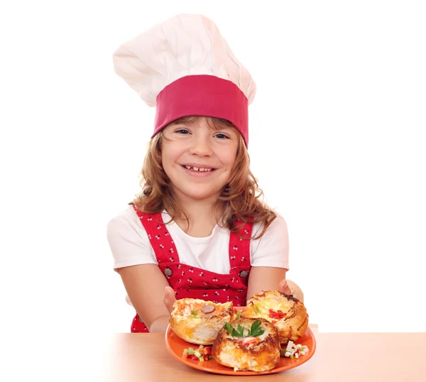 Felice bella cuoca bambina — Foto Stock