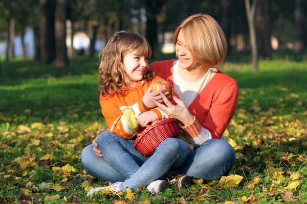 Mom and daughter eating apples — Stock Photo, Image