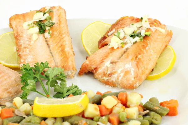 Salmon with lemon and vegetables — Stock Photo, Image