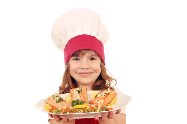 Šťastný cook malá dívka drží desku s losos mořské plody — Stock fotografie