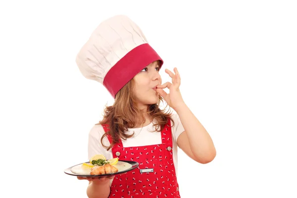 Malá kuchařka s lososem a ok rukou znamení — Stock fotografie