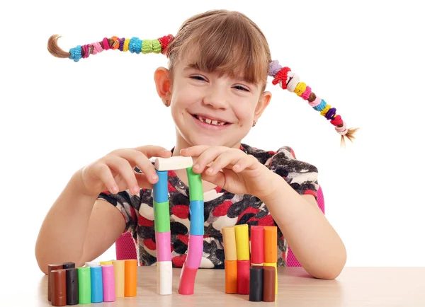 Glückliches kleines Mädchen spielt mit Knetmasse — Stockfoto