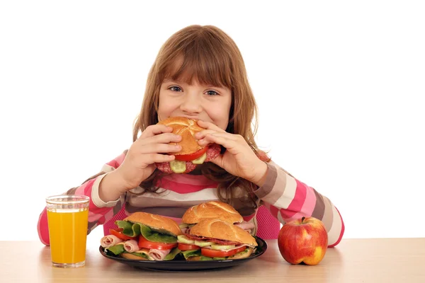 Fome menina comer sanduíche — Fotografia de Stock