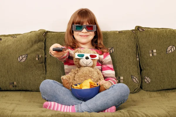 小さな女の子とテディベア テレビを見て 3 d メガネ — ストック写真