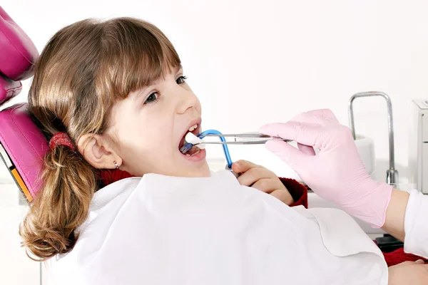 Niña pequeña paciente en el dentista — Foto de Stock