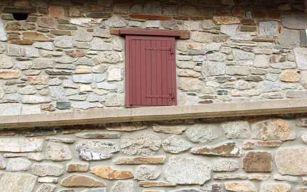 Parede da casa de pedra velha e detalhe da janela — Fotografia de Stock