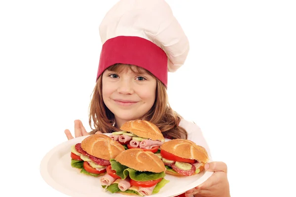 Küçük kız sandviçle yemek yapıyor. — Stok fotoğraf