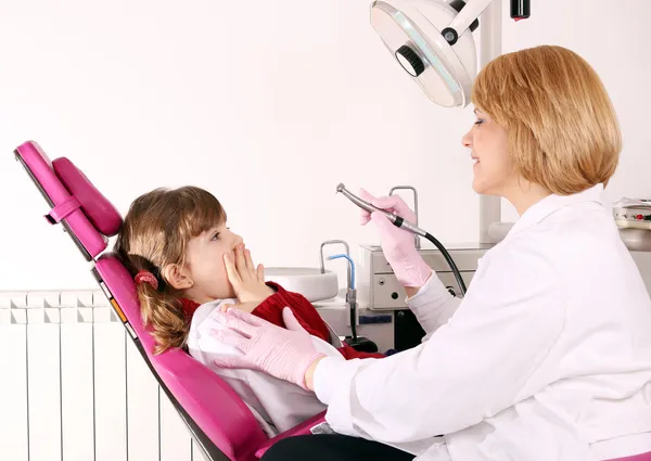 Dziewczynka jest boi się dentysty — Zdjęcie stockowe
