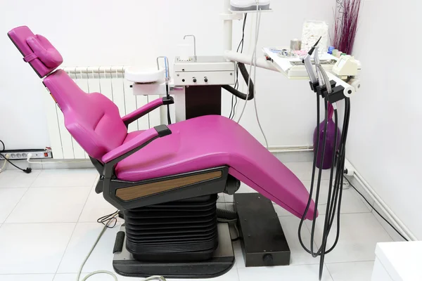 Стоматологічна практика зі стільцем та обладнанням — стокове фото