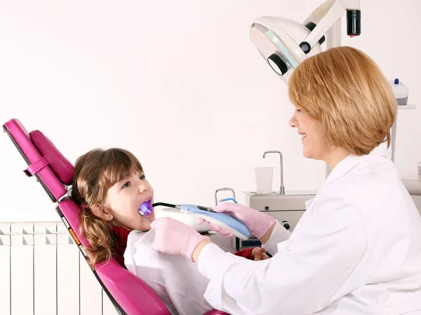 Vrouwelijke tandarts en weinig meisje gezondheidszorg — Stockfoto