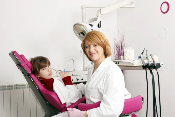 Weinig meisje en vrouwelijke tandarts in de tandheelkundige praktijk — Stockfoto