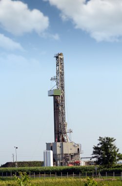petrol sondaj platformu üzerinde alan