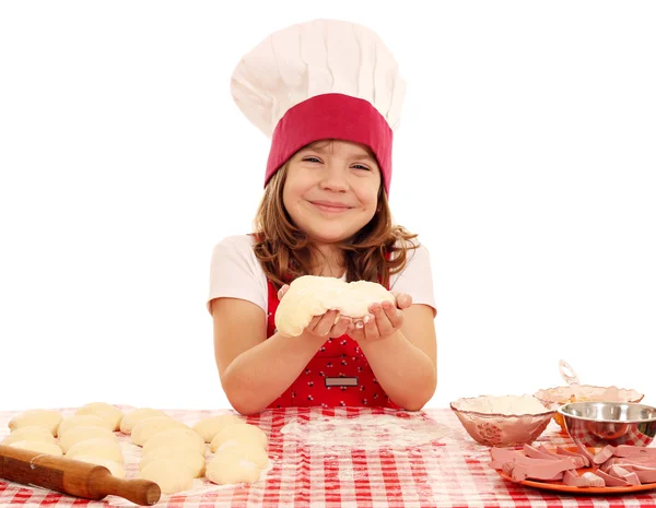 Menina feliz cozinhar com massa — Fotografia de Stock