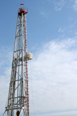 Petrol Rig kule mavi gökyüzü üzerinde sondaj