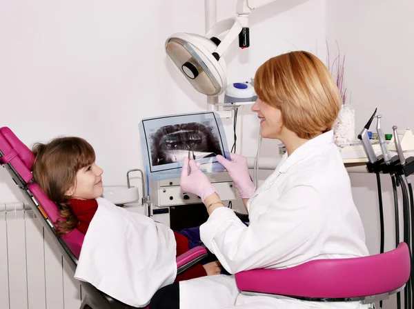 显示 x 射线来一个小女孩的牙医 — 图库照片