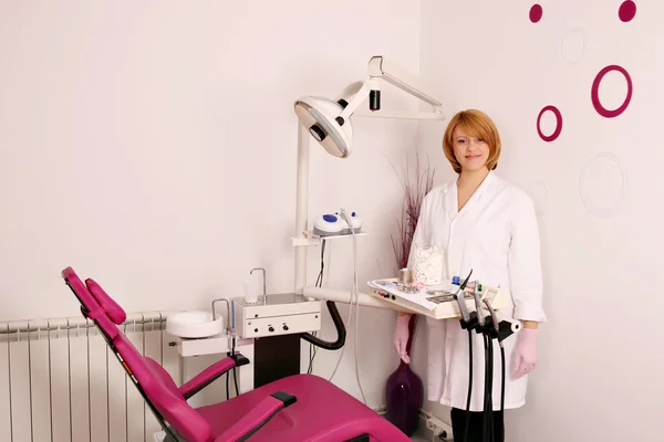 Gelukkig vrouwelijke tandarts in tandheelkundige kliniek — Stockfoto