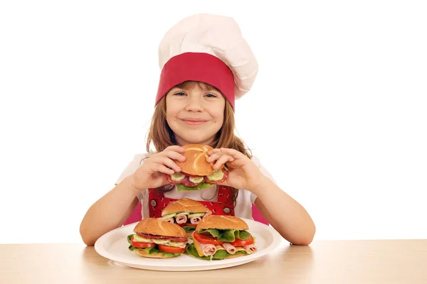 Gelukkig weinig meisje cook eten sandwich — Stockfoto