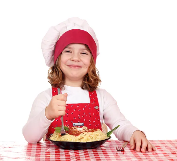 Feliz niña cocinero comer espaguetis — Foto de Stock
