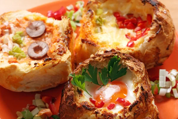 Pão cheio de ovos queijo e legumes — Fotografia de Stock
