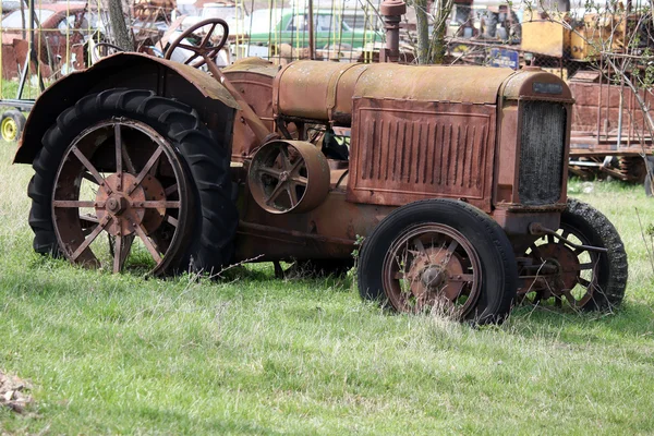 Old rusty tractor on field — Stock Photo, Image