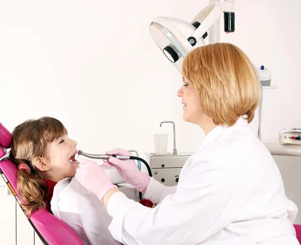 Menina e dentista tratamento de perfuração — Fotografia de Stock