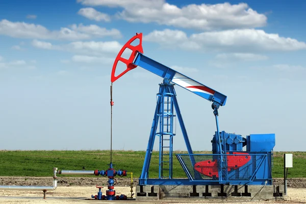 Petrol sanayi pompa jack petrol sahası üzerinde — Stok fotoğraf