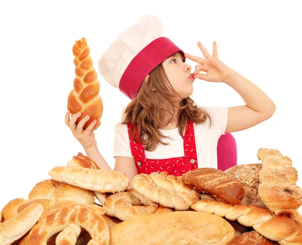 Bambina cuoca con pane e ok segno della mano — Foto Stock