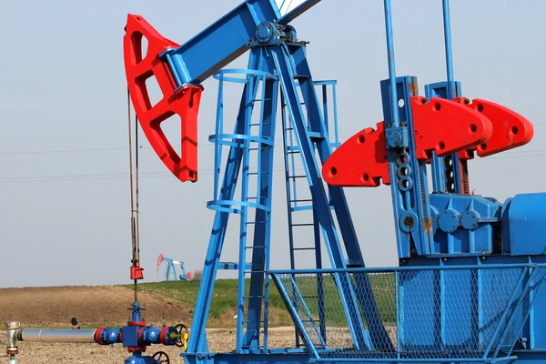 석유 산업 펌프 잭 가까이 — 스톡 사진