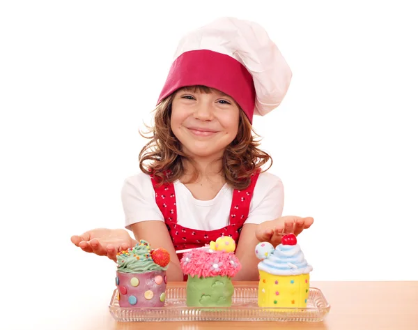 Menina feliz cozinhar com cupcakes doces — Fotografia de Stock