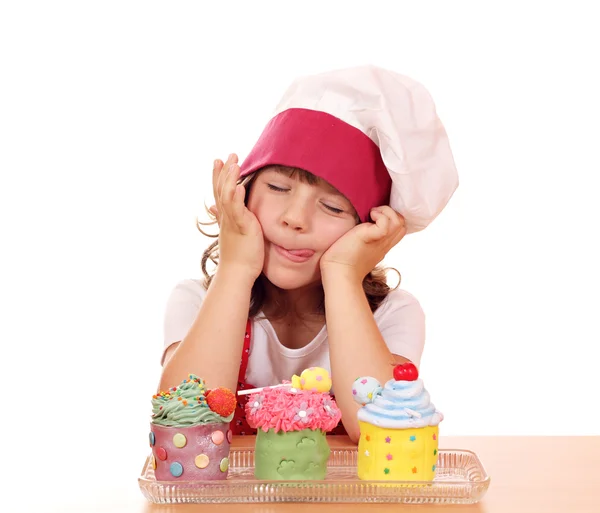 小さな女の子は楽しんで甘いカップケーキを調理します。 — ストック写真