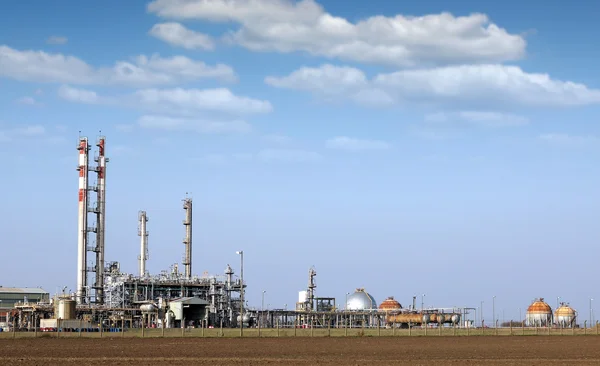 Indústria petroquímica e tanques zona industrial — Fotografia de Stock