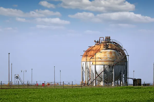Refinery tanks on field oil industry — Stock Photo, Image