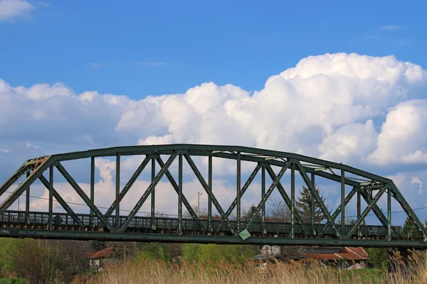 Alte eiserne Eisenbahnbrücke und blauer Himmel — Stockfoto