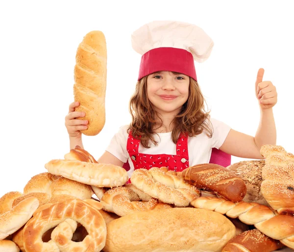 Bambina cuoca con pane e pollice in su — Foto Stock