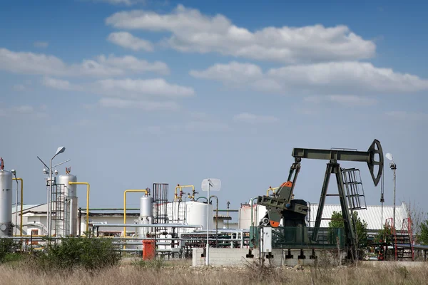 Campo petrolífero con gato de la bomba de aceite y refinería —  Fotos de Stock