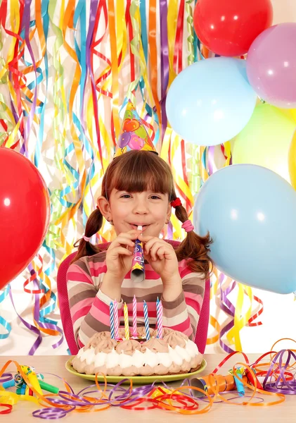 Fillette heureuse avec trompette et gâteau de fête d'anniversairetrompet ve pasta doğum günü partisi ile mutlu küçük kız — Stok fotoğraf