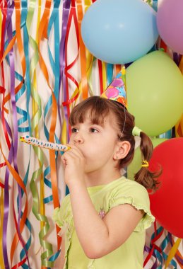 Balonlar ve trompet birthday mutlu küçük kızla