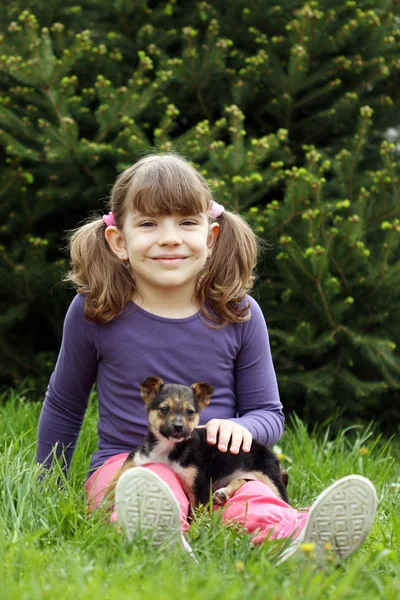 Heureuse petite fille avec chiot mignon animal de compagnie — Photo