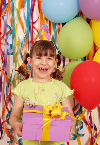 Niña feliz con fiesta de cumpleaños de regalo — Foto de Stock