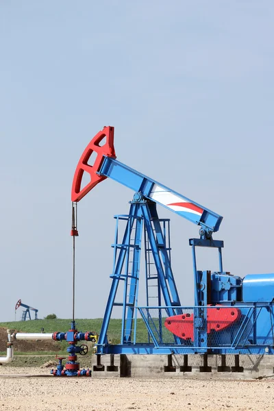 Два нефтяных насоса на месторождении — стоковое фото