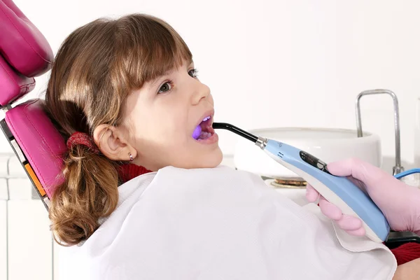 Kleine Patientin in Zahnarztpraxis — Stockfoto