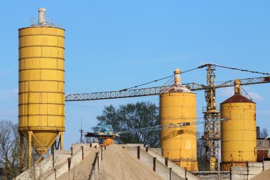 Vinç ve tankları sanayi bölgesi ile beton fabrika