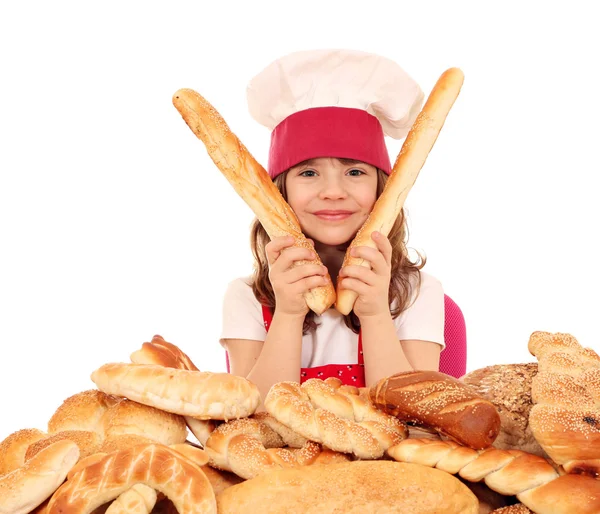 小女孩厨师用馒头面包和椒盐脆饼 — 图库照片