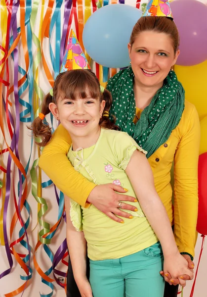 Mutlu kızı ve anne doğum günü partisi — Stok fotoğraf