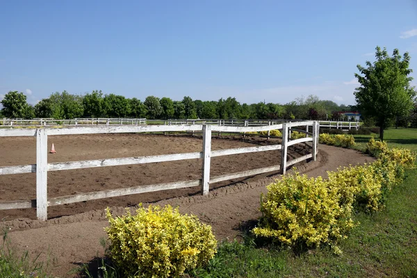 Rancho con corral para caballos — Foto de Stock