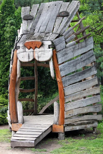 Spielplatz mit Löwenkopf aus Holz — Stockfoto